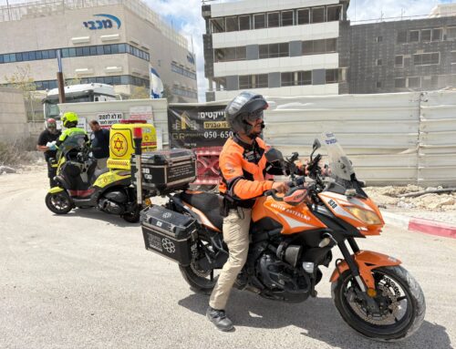 גבר כבן 45 שאצבעו נתפסה במעלית